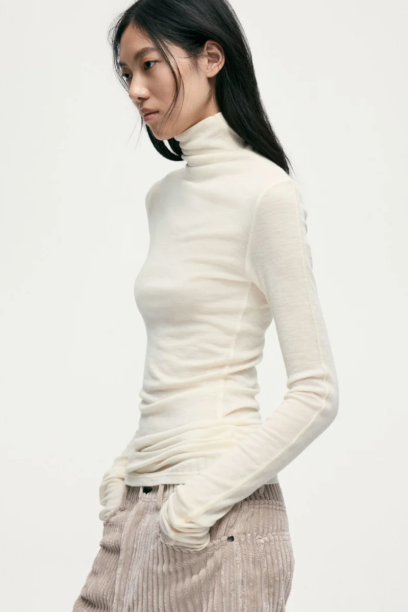 اتش اند ام بلوزة من الصوف بقبة بولو