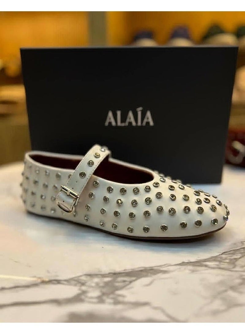 عاليا باريس حذاء باليه ماري جين نسائي مسطح مزين بالكريستال من Alaia - أبيض - Image 1
