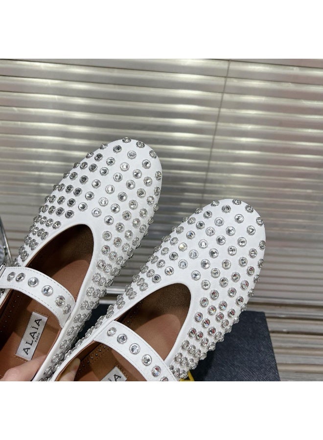 عاليا باريس حذاء باليه ماري جين نسائي مسطح مزين بالكريستال من Alaia - أبيض - Image 2