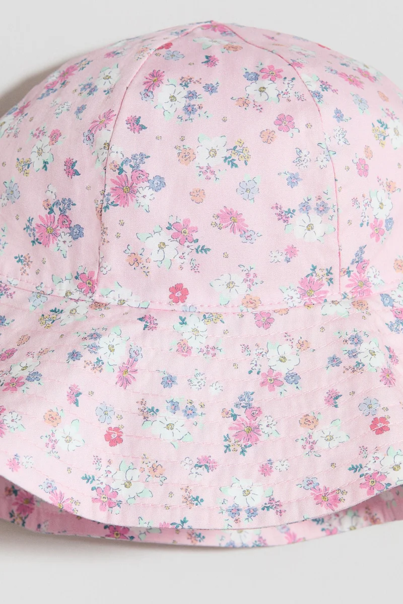 اتش اند ام قبعة مطبوعة للحماية من الشمس بحافة عريضة