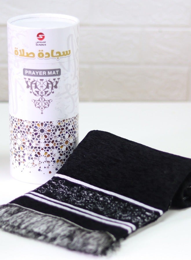 سندس سجادة صلاة مع مسبحة في علبة أسطوانية أنيقة – نقش المدينة المنورة –لون أسود - Image 2