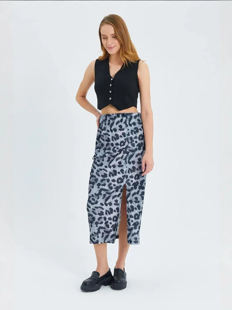 ميكسراي تنورة ميدي بخصر عالٍ بطبعة جلد الفهد وشق