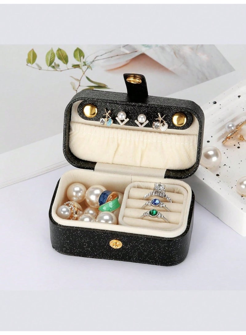 بي إس صندوق مجوهرات صغير للسفر | حامل مجوهرات صغير للخواتم والقلائد والأقراط وأحمر الشفاه | حقيبة تنظيم مجوهرات محمولة من جلد البولي يوريثان الصناعي الفاخر مع فتحة حلقة قابلة للإزالة (أسود) - Image 1