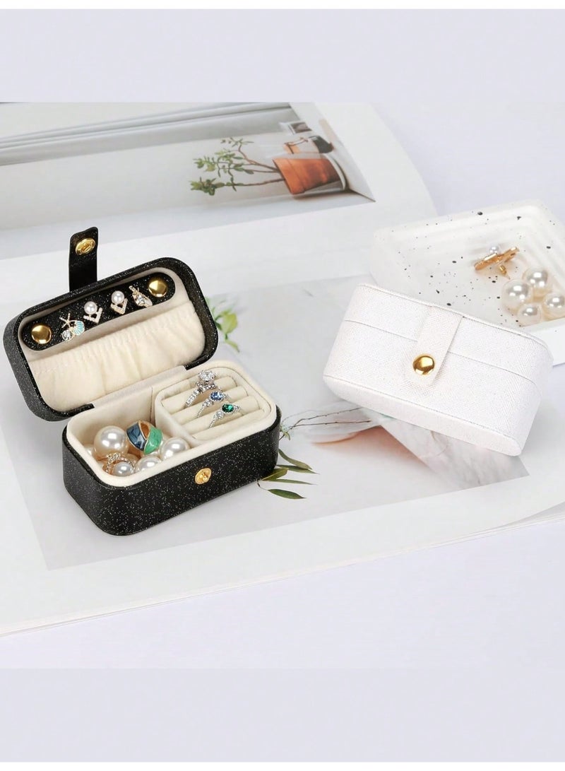 بي إس صندوق مجوهرات صغير للسفر | حامل مجوهرات صغير للخواتم والقلائد والأقراط وأحمر الشفاه | حقيبة تنظيم مجوهرات محمولة من جلد البولي يوريثان الصناعي الفاخر مع فتحة حلقة قابلة للإزالة (أسود) - Image 4