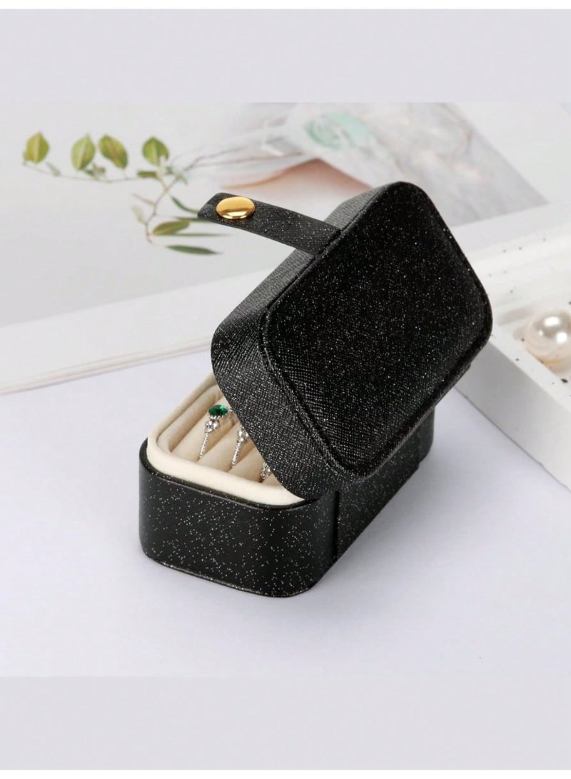 بي إس صندوق مجوهرات صغير للسفر | حامل مجوهرات صغير للخواتم والقلائد والأقراط وأحمر الشفاه | حقيبة تنظيم مجوهرات محمولة من جلد البولي يوريثان الصناعي الفاخر مع فتحة حلقة قابلة للإزالة (أسود) - Image 5
