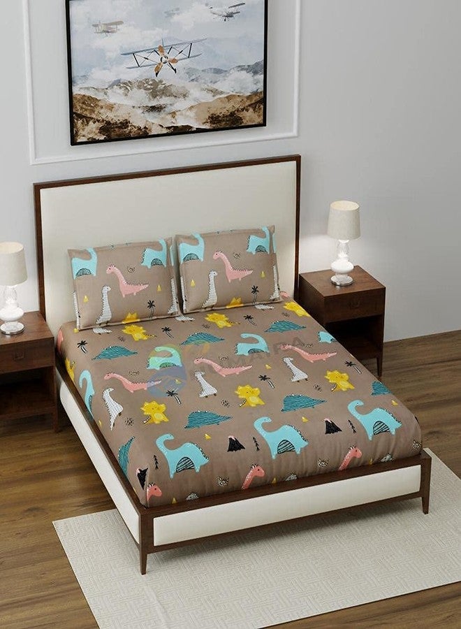 TRIPT HOME DECOR ملاءة سرير للأطفال من تريبت هوم ديكور، مقاس كينج (78 × 72 بوصة، حتى 6 بوصات)، مصنوعة من القطن المصقول، مع غطاءين للوسائد - 200 خيط، لون رمادي بنقشة ديناصورات. - Image 1