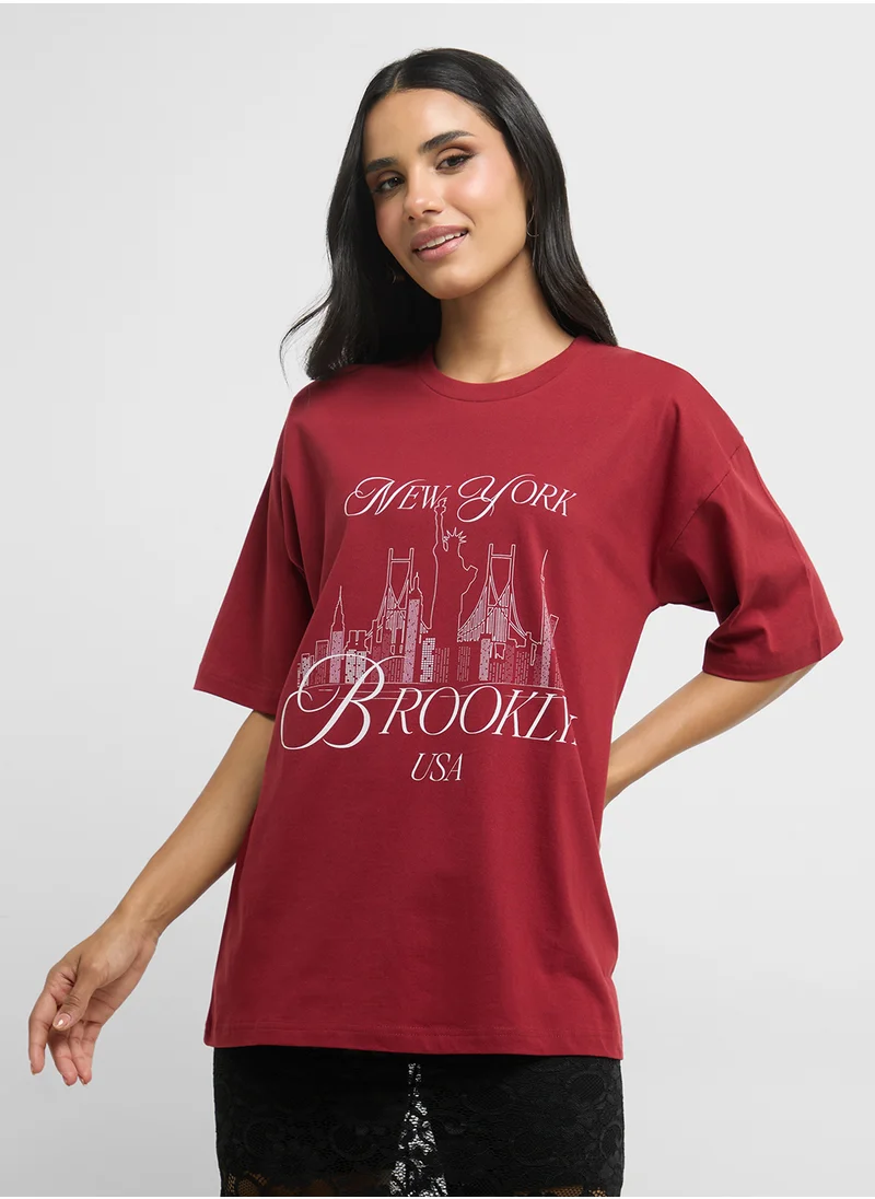 جينجر Oversize Varsity Graphic T-Shirt