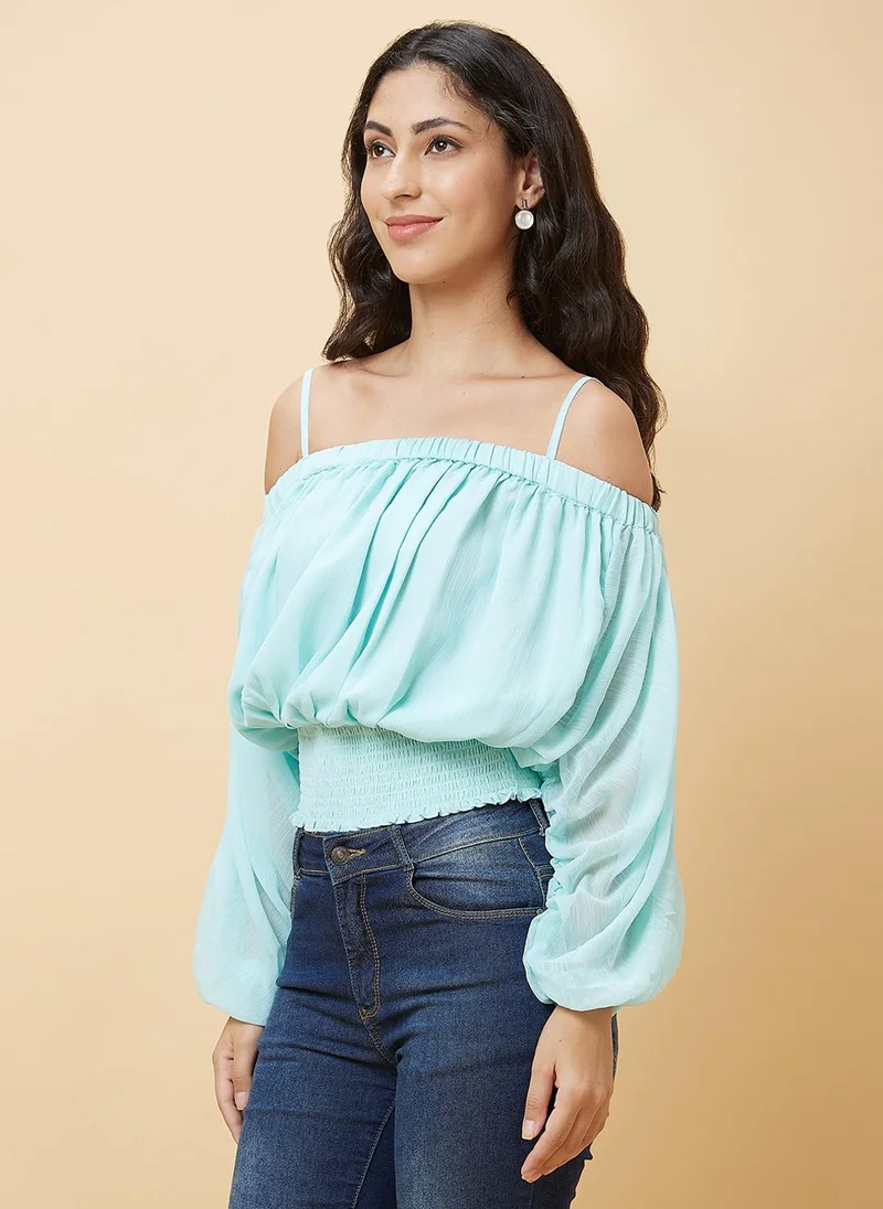 جلو باص بلوزة جلوبس نسائية خضراء بأكتاف مكشوفة وأكمام منفوشة وتفاصيل سموكينج