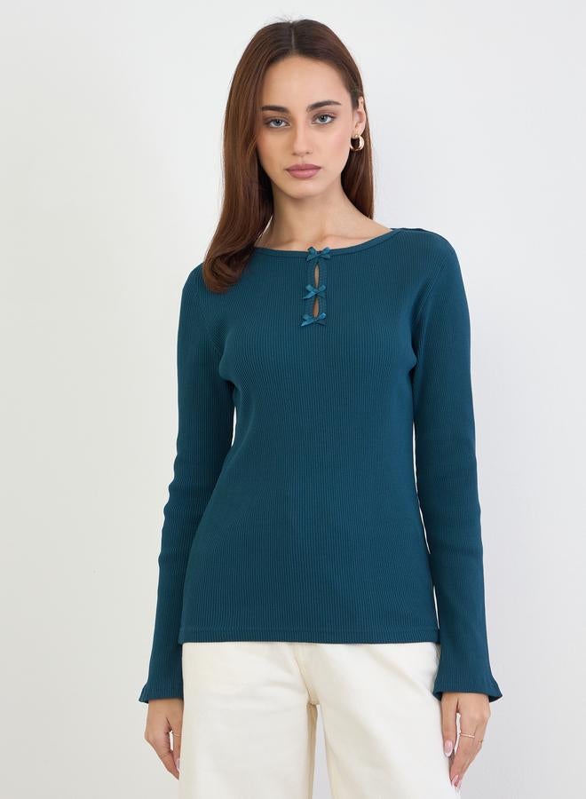 ستايلي بلوزة محبوكة بقصة سليم فت وربطة فيونكة - Image 3