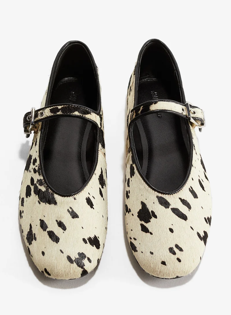 اتش اند ام حذاء ماري جين بنعل مسطّح من الجلد