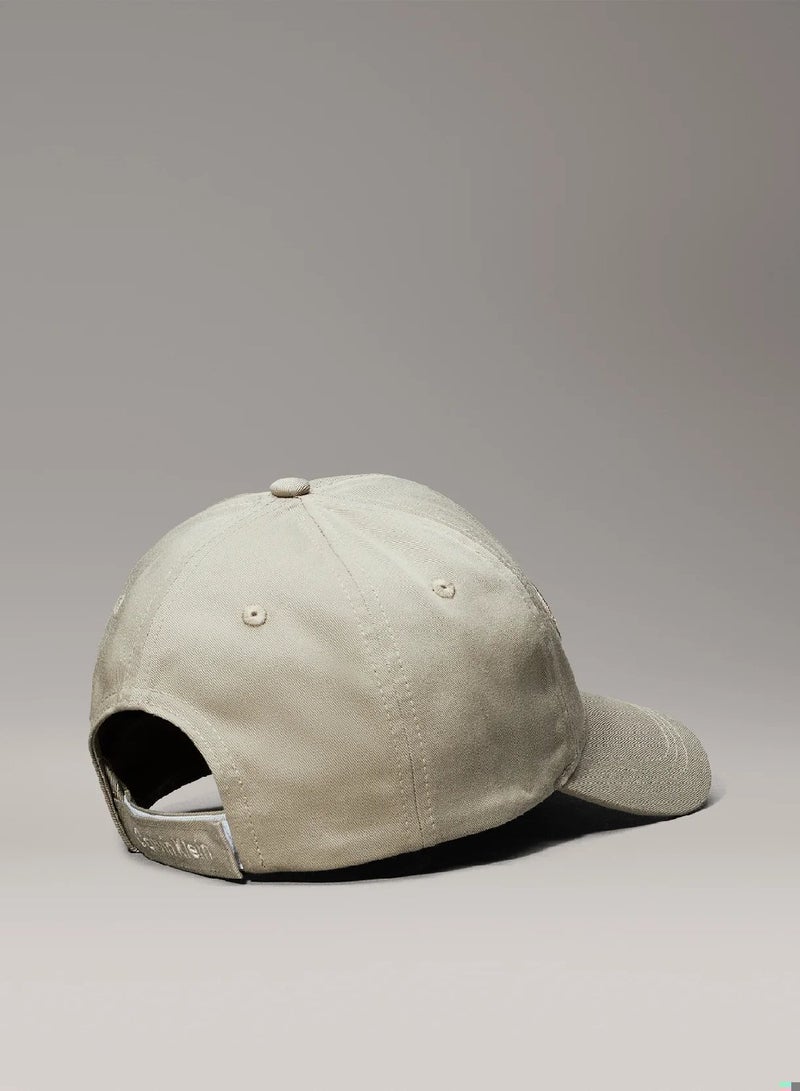 كالفن كلاين جينز قبعة بيسبول مزينة بشعار كلفن كلاين للجنسين - Image 2