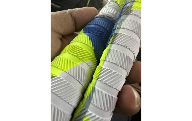 LIVOX ® Premium Cricket Bat Handle Rubber 5 Grips for Enhanced Performance With Better Shock Absorption And 1 Wooden Gripper Cone (pack of 6) (DYNAMIC TEXTURE) - Image 3