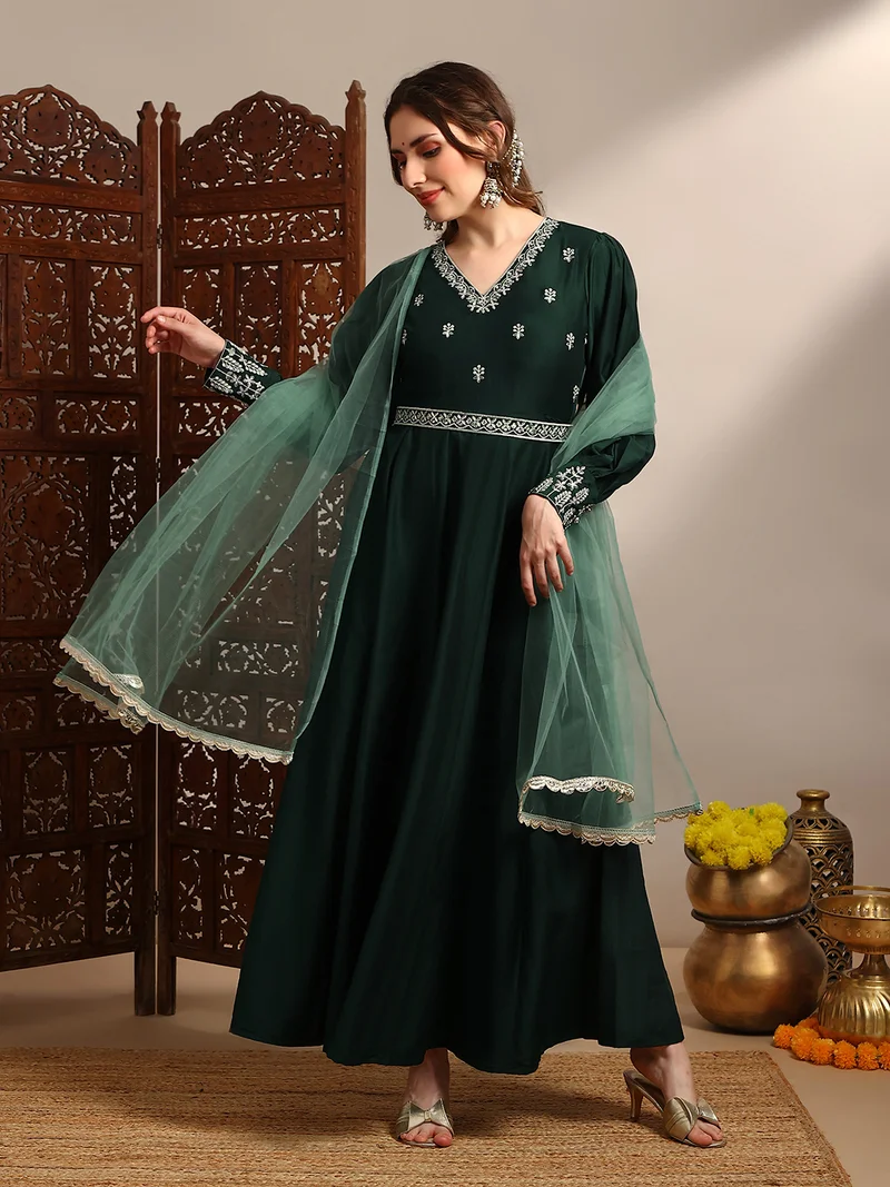 جلو باص فستان ماكسي نسائي أخضر مطرز بياقة  وأكمام منتفخة وطبقات وحزام ودوباتا للمناسبات