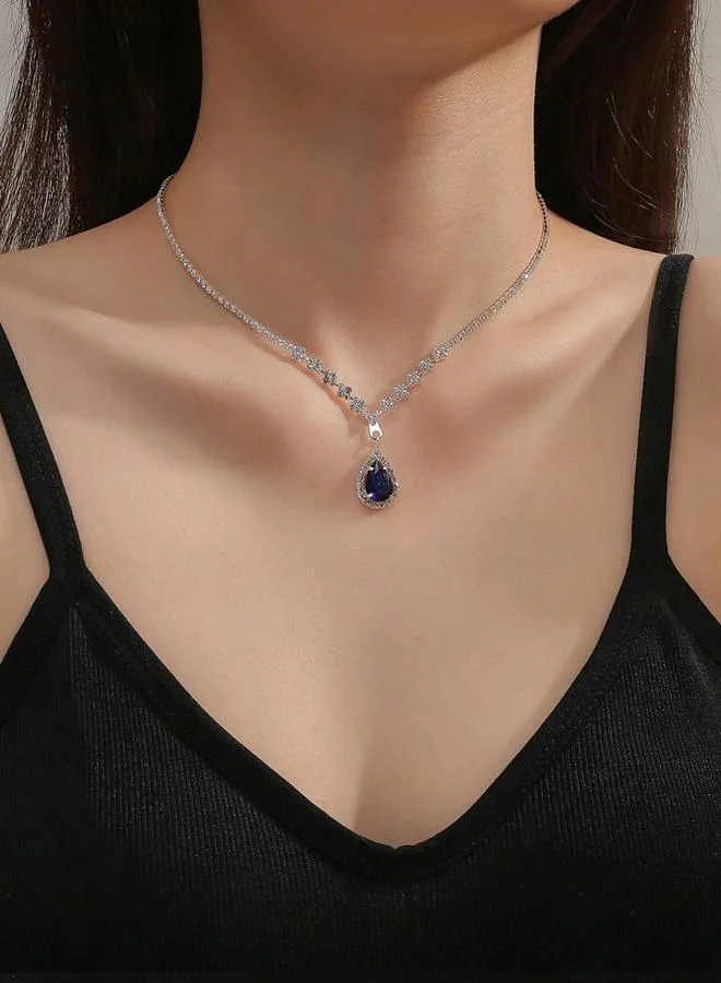 تايك تو عقد مزين بدلاية متدلية بنمط متناقض