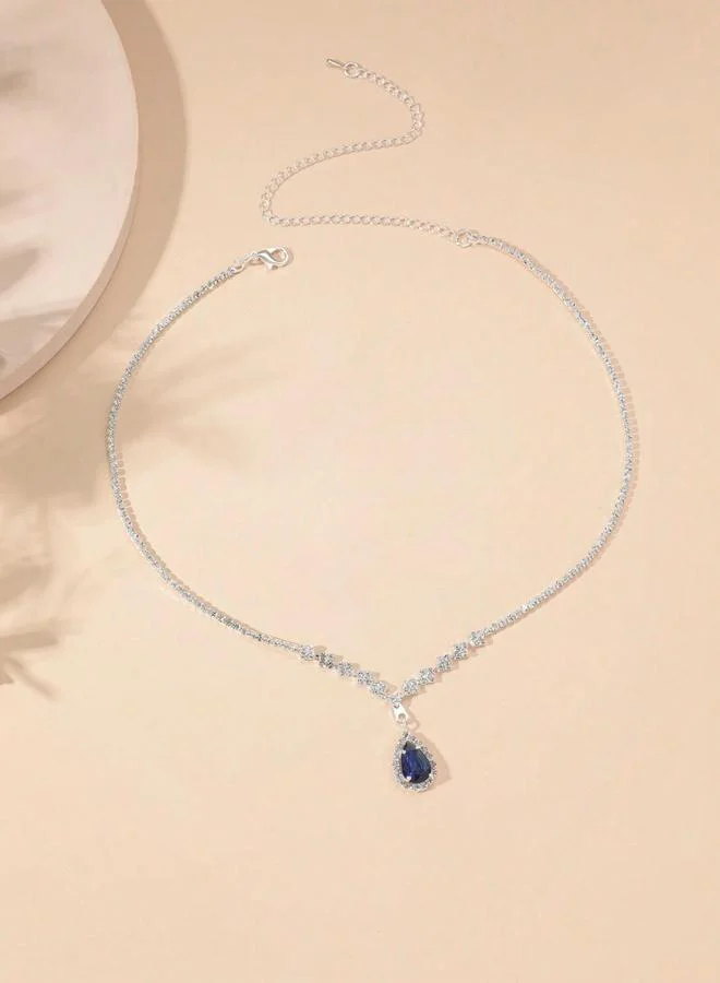 تايك تو عقد مزين بدلاية متدلية بنمط متناقض