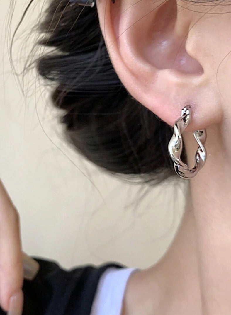 إيكوال حلق اذن نسائي من الاستانلس ستيل دائري باللون الفضي أنيق وعالي الجودة - Image 1