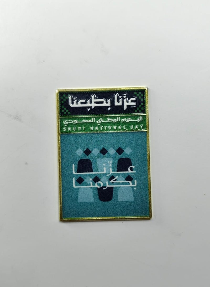 دبوس اليوم الوطني السعودي 95: عزنا بطبعنا أكثر تحديدًا لأنه يشير إلى الرقم (95) ويبرز الشعارعزنا بطبعنا الموجود على الدبوس، مما يضيف تفصيلاً مميزًا. - Image 1