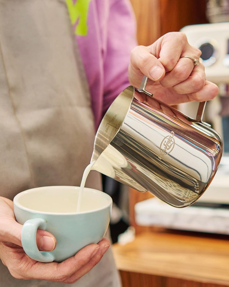 HOWFIELD Milk Frothing Pitcher 20 oz (600ml) 304 Stainless Steel w/Latte Art Pen & Scale, Barista-Grade Espresso Steaming Jug for Cappuccino, Latte, Home & Commercial Use - Image 4