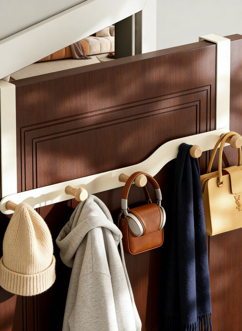 عُلَّاقة بَيْضَاء خَشَبِيَّة تُثَبَّتُ عَلَى البَاب، بِخَمْسَة كَلَّابَات مُتَينَة، تَوفِّر المَسَاحَة، لَا حَاجَة لِلْحَفْر، مِثَالِيَّة لِتَعْلِيق المَعَاطِف، المَنَاشِف، الحَقَائِب، الأَرْدِيَة - مُنَاسِبَة لِلغُرْفَة، الحَمَّام، المَطْبَخ، مَصنُوعَة مِنَ الصُلْب غَيْر القَابِل لِالصَّدَأ وَبِتَصْمِيم يُوَفِّر المَسَاحَة. - Image 1