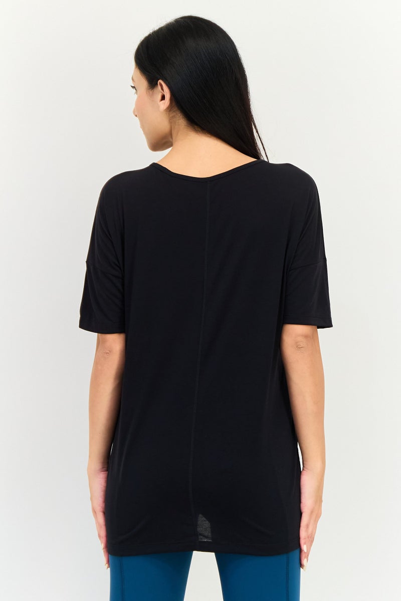 Nike تي شيرت رياضي نسائي بأكمام قصيرة مناسب في الهواء الطلق، أسود - Image 4