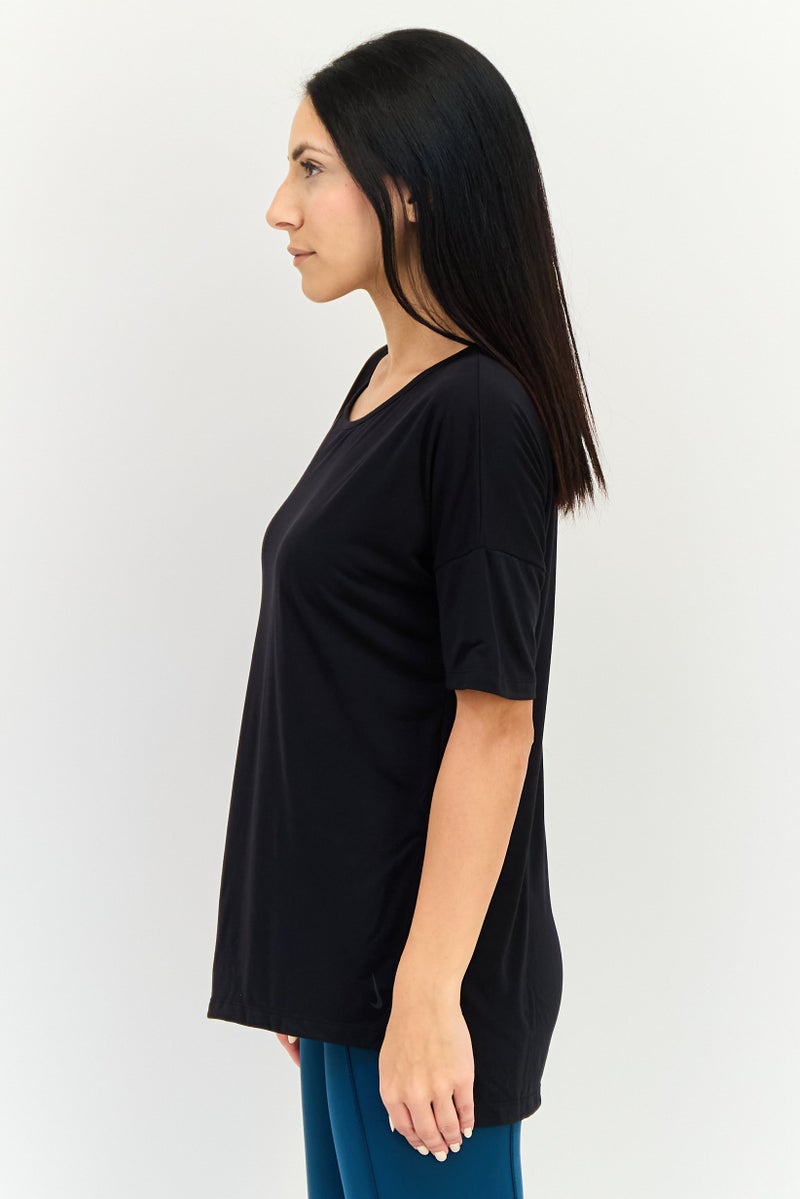 Nike تي شيرت رياضي نسائي بأكمام قصيرة مناسب في الهواء الطلق، أسود - Image 2