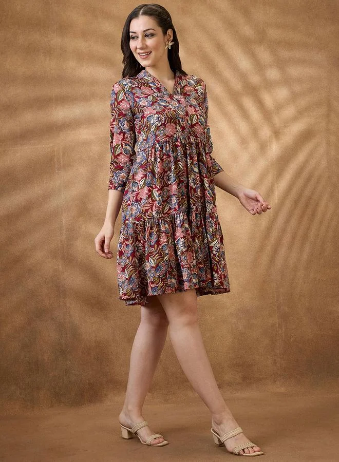 جلو باص فستان ميني بطبعات زهور وياقة على شكل حرف  وطبقات