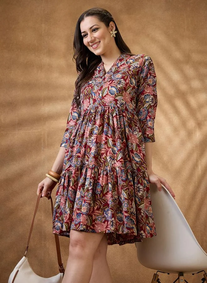 جلو باص فستان ميني بطبعات زهور وياقة على شكل حرف  وطبقات