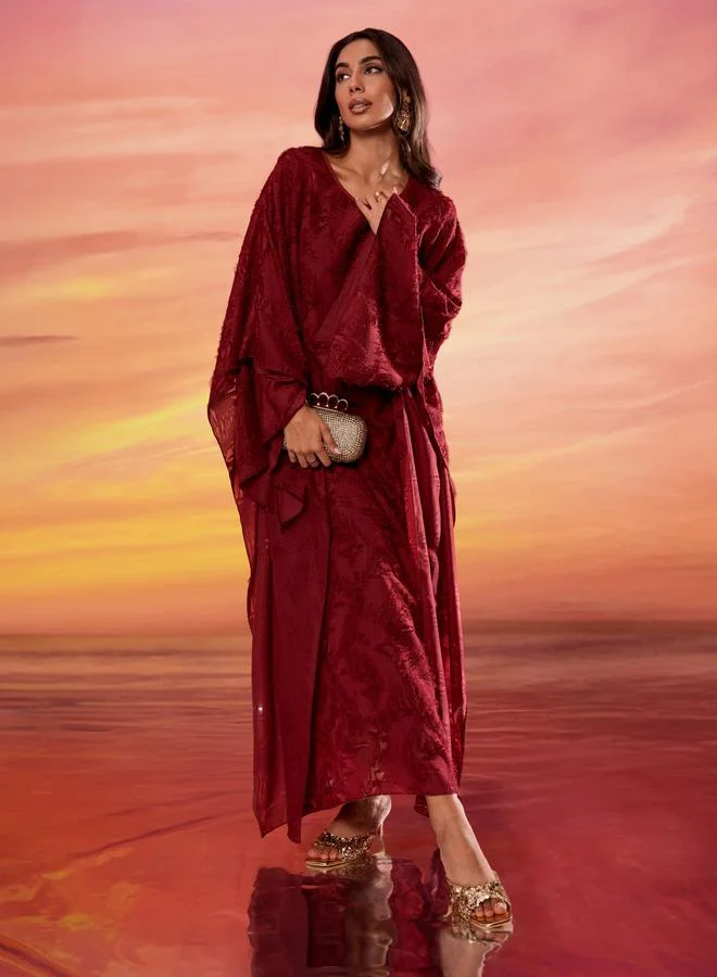 أميرة قفطان طويل بقماش بارز