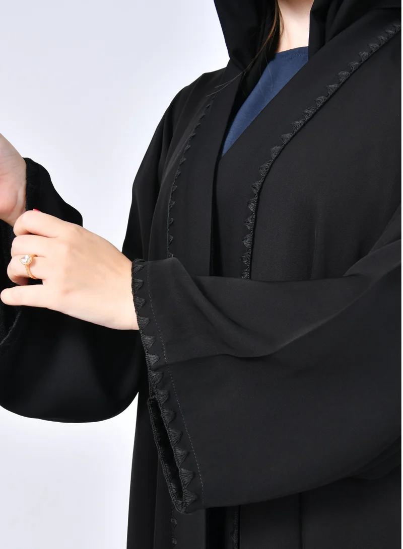 HAWRAA ABAYA Black quarter cloche abaya with a Moroccan collar embroidered in black