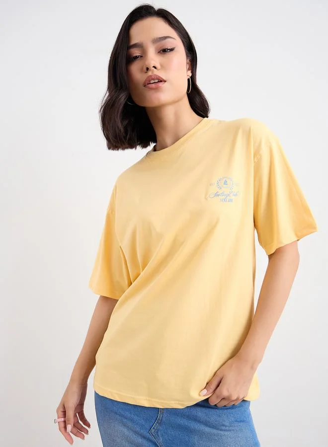 ستايلي تيشيرت فضفاض بتفاصيل مُطرزة