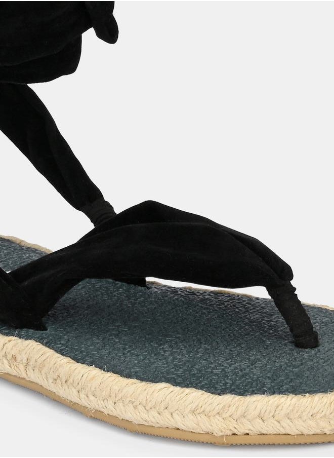 Fresh Feet صندل مسطح برباط على الكاحل وحزام على شكل حرف V  - Image 1