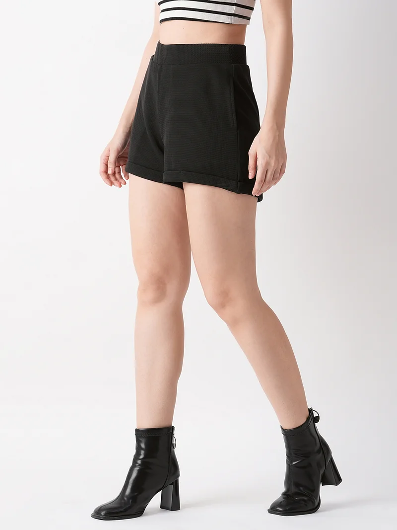 جلو باص شورت نسائي أسود متوسط الخصر من جلوبس