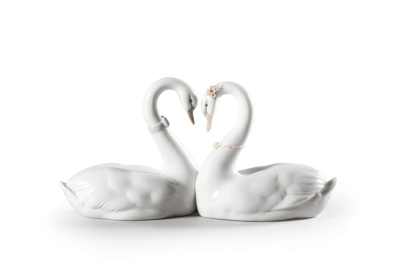 LLADRÃ“ LLADR Swan Couple White Heart Glossy White Porcelain Figurine HeartShaped Porcelain Swan Figurine 