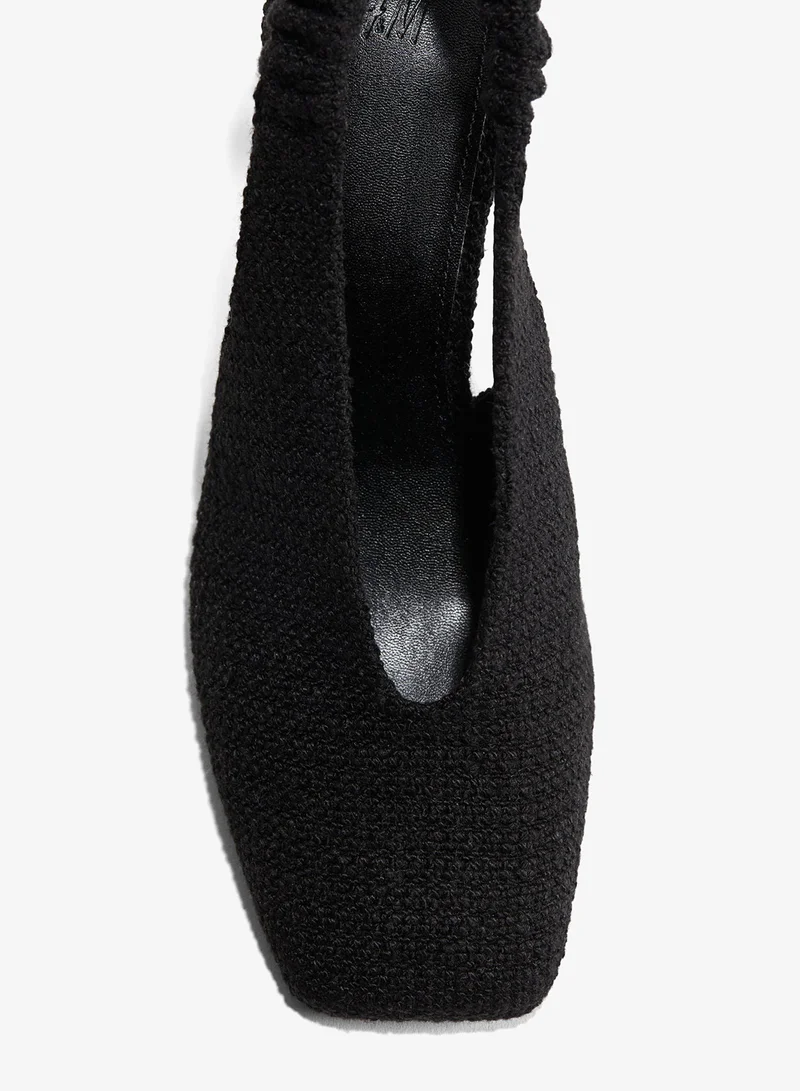 اتش اند ام حذاء رياضي بجزء خلفي من الخلفية البوكليه