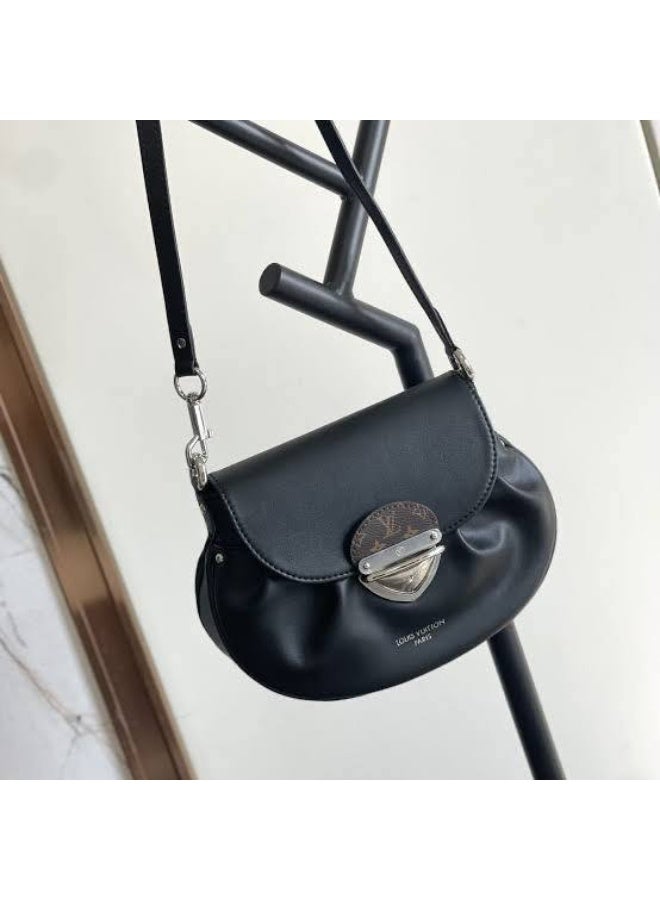 لويس فويتون حقيبة كروس نسائية من لويس فيتون باللون الأسود - Image 1