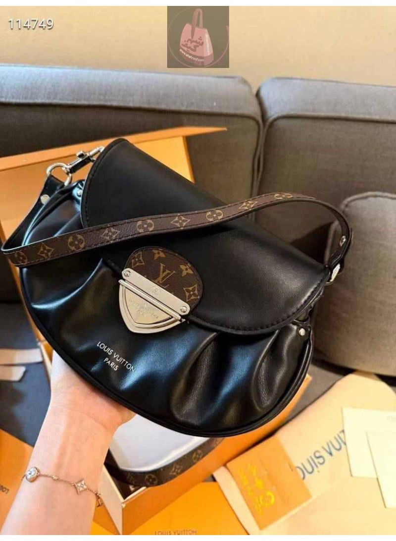 لويس فويتون حقيبة كروس نسائية من لويس فيتون باللون الأسود - Image 3