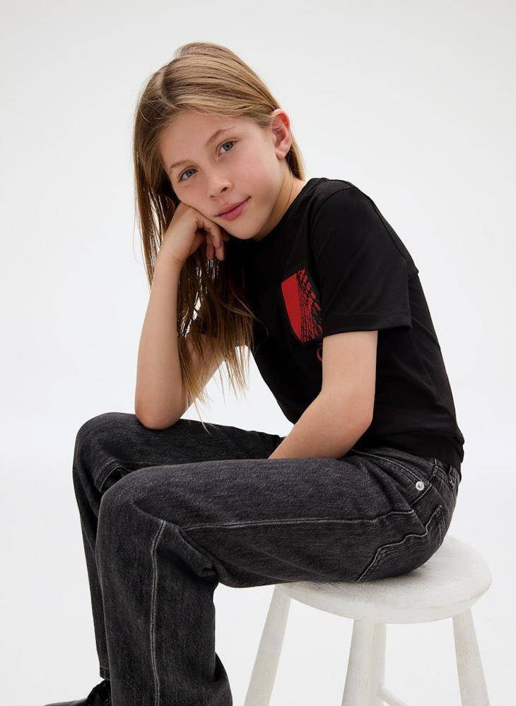 كالفن كلاين جينز تيشيرت بشعار للأطفال بياقة دائرية - Image 4