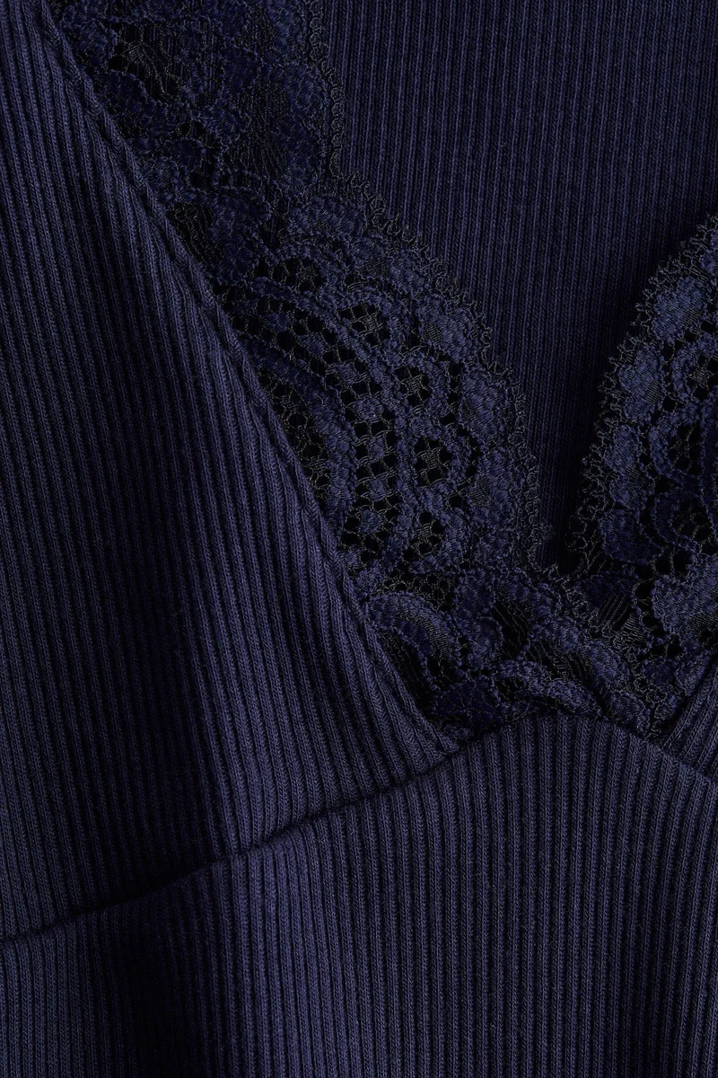 اتش اند ام بلوزة بحواف دانتيل