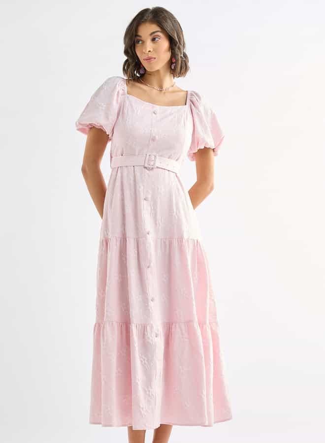 سبلاش فيڤ فستان ماكسي متعدد الطبقات بتصميم زهري وياقة مربعة وأكمام قصيرة منفوخة - Image 1