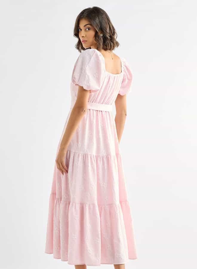 سبلاش فيڤ فستان ماكسي متعدد الطبقات بتصميم زهري وياقة مربعة وأكمام قصيرة منفوخة - Image 3