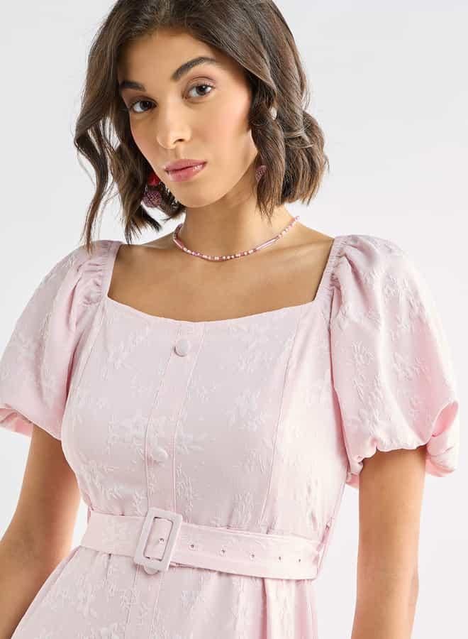 سبلاش فيڤ فستان ماكسي متعدد الطبقات بتصميم زهري وياقة مربعة وأكمام قصيرة منفوخة - Image 4