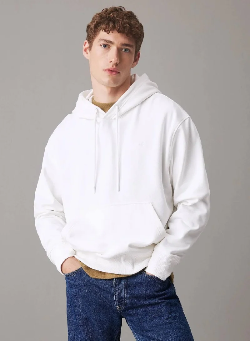 كالفن كلاين جينز هودي مزين بشعار كلفن كلاين من الخلف