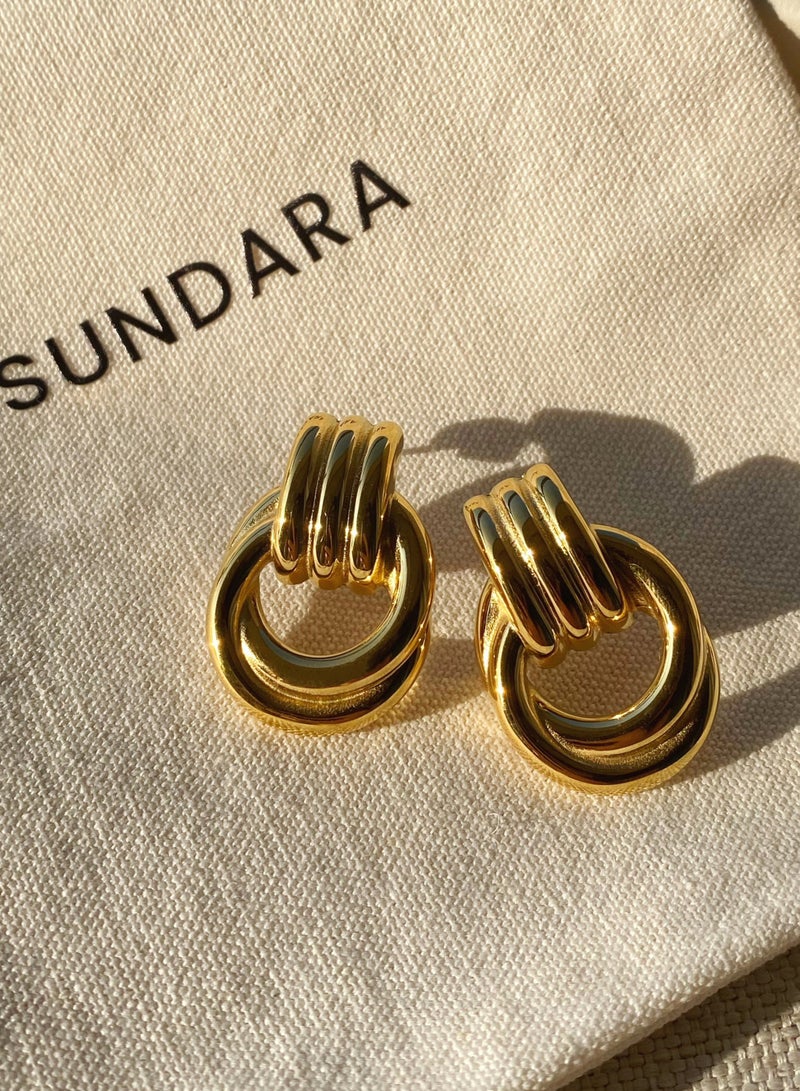 سونداراسوندارا أقراط متدلية دائرية ملتوية من التيتانيوم الفولاذي المطلي بذهب 18 قيراطًا للنساء والفتيات مع علبة هدايا فاخرة - Image 1