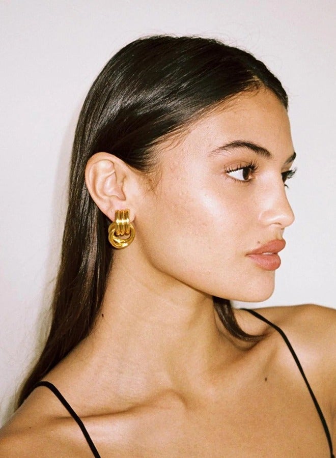 سونداراسوندارا أقراط مسمار دائرية مطلية بالذهب عيار 18، أقراط متدلية من التيتانيوم للنساء والفتيات مع صندوق هدايا فاخر، خفيفة ومضادة للحساسية، أقراط أنيقة للاستخدام اليومي، هدية مثالية لعيد الحب، عيد الأم، أعياد الميلاد، الزواج والخطوبة - Image 1