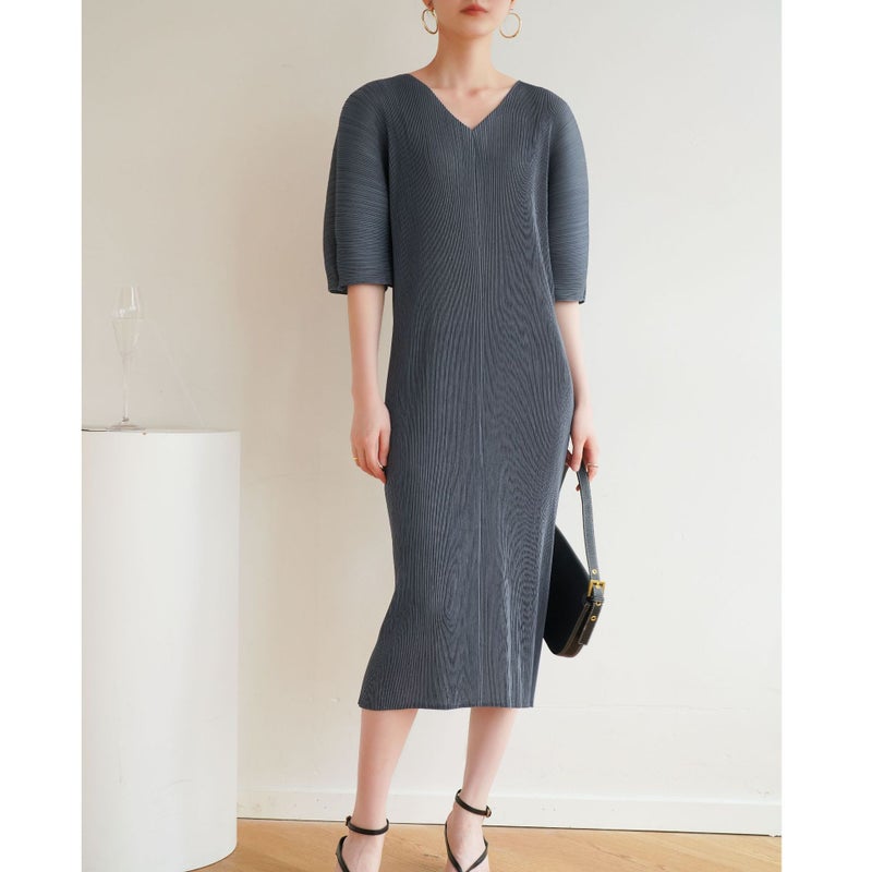 Women's Premium Pleated V-Neck Elegant Loose Midi Dress - Image 1