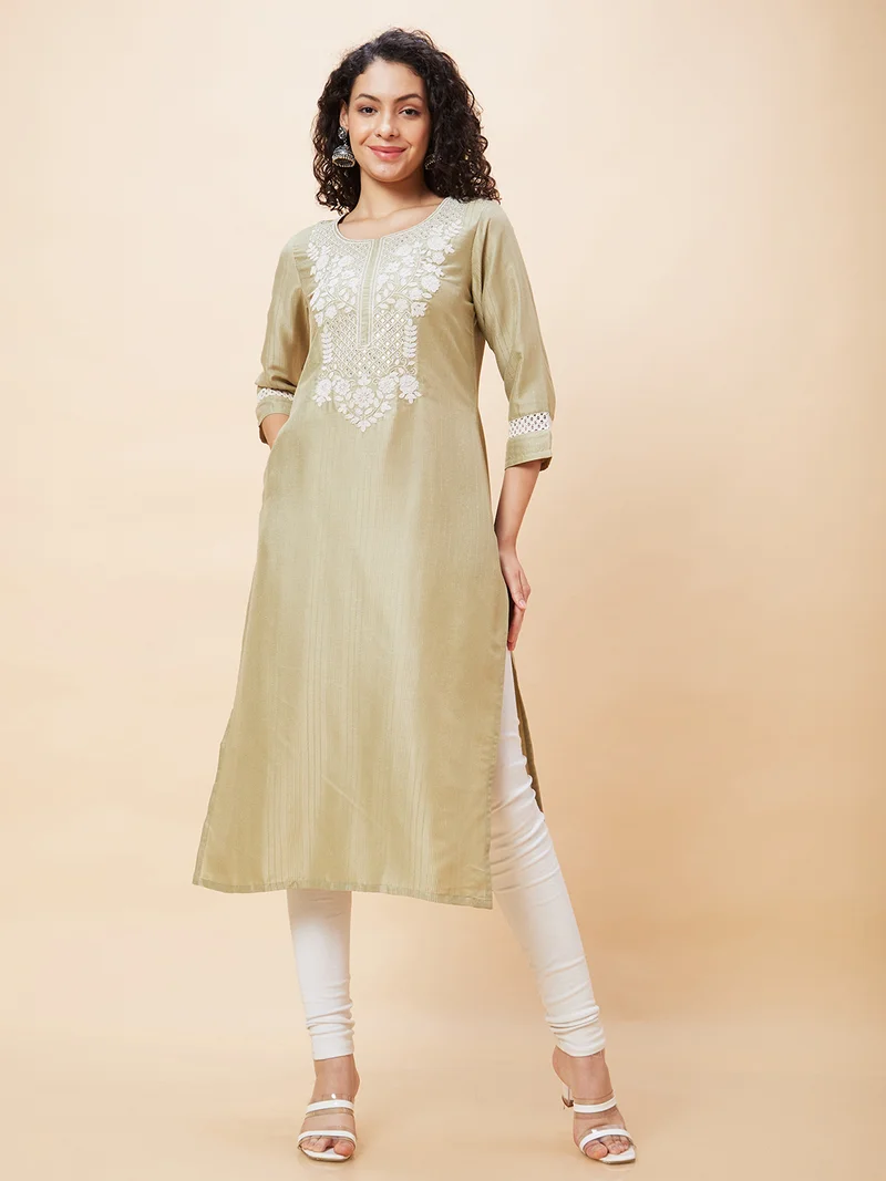 globus Women Floral Embroidered Round Neck Straight Kurta