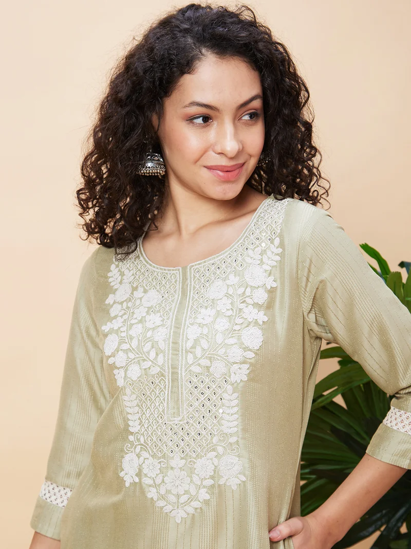 globus Women Floral Embroidered Round Neck Straight Kurta