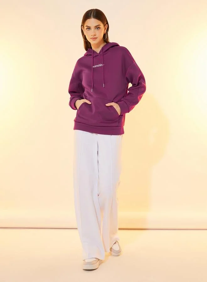 تايك تو هودي فضفاض مزين بكتابة مُطرّزة