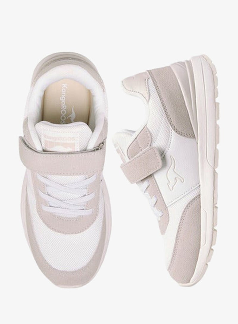 كانغاروس حذاء رياضي بناتي بشعار بارز وإغلاق بشريط لاصق - Image 3