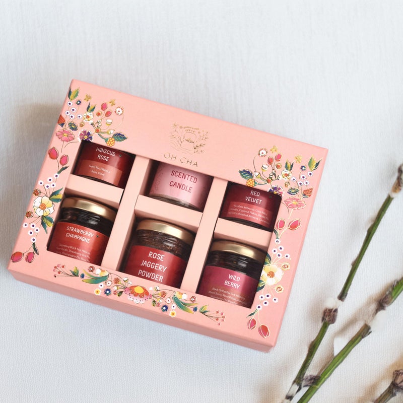 OH CHA - مجموعة هدايا الشاي، صندوق بلش الفاخر | هدايا للنساء | سلة هدايا مميزة للزوجة | 4 أنواع شاي، شمعة معطرة، مسحوق سكر الورد + مصفاة شاي على شكل قلب | هدية ذكرى الزواج، هدية زفاف للأزواج | هدية لها - Image 2